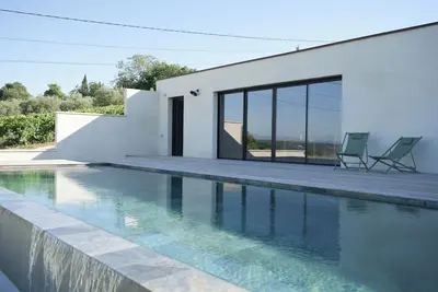 Image de Maison d'architecte avec vue panoramique et piscine à débordement