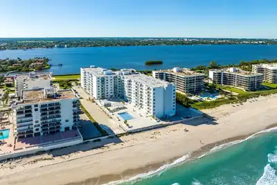 Image de Palm Beach Island Chic Oceanfront -seasonal discount on base rate