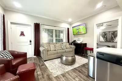 Image de Two Blocks from Bryant-Denny Stadium @ The Twelve!