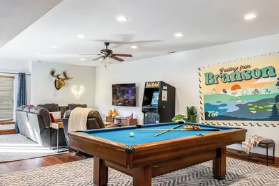 Image de Hallmark Christmas till Feb! Gameroom, hot tub