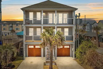Image de Luxury Home with Private Pool, Themed Rooms, Gourmet Kitchen, & Beach Amenities
