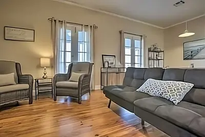 Image de Madisonville Townhome w/ View!