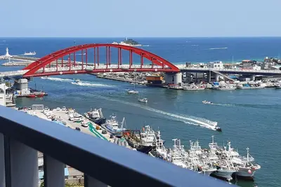 Image de 관광 1번지인 속초관광수산시장, 아바이마을 등 유명관광지를 도보로, 바다와 호수 및 산의 뷰를 동시에 감상할 수 있는 주니어스위트룸
