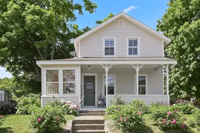 Image de Quaint 2 Bedroom 1900s Cottage with Water Views of Wequetequock Cove