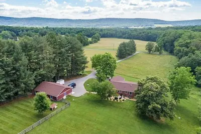 Image de Spacious estate in charming Purcellville with WiFi, fitness room, Ac