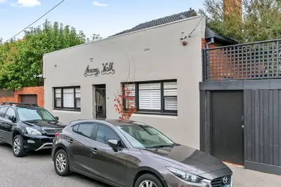Image de Spacious, Stylish House with Private Courtyard near Shops, Cafes, Beach and Tram