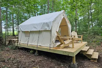 Image de Lovely glamping site off the beaten path in a beautiful wooded setting.