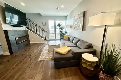 Image de Modern 2-Bedroom - Walk to Broncos w/ Hot Tub, Patio, & Fireplace!