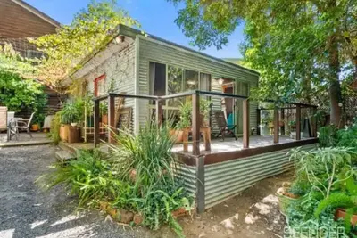 Image de This pet friendly retreat is excellent to relax over looking a \"rain forest\".