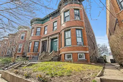 Image de Magnifique Brownstone à porte verte
