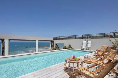 Image de Font line Appartement avec vue sur la mer et piscine privée