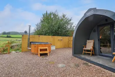 Image de Heron Pod, romantic, with hot tub in Trefonen