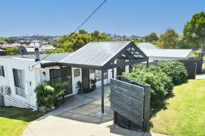 Image de Charming Lakes Entrance Home!