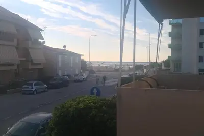Image de Apartment a stone's throw from the sea, pets allowed, large terrace for eating.