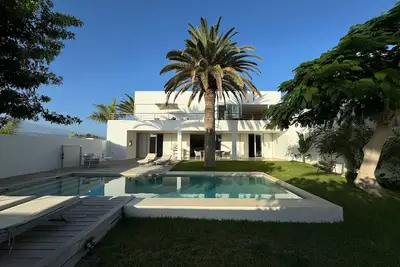 Image de Luxurious, light-flooded villa with pool, 50 m from the sea