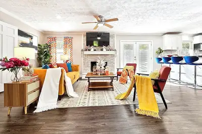 Image de Vibrant & Cozy Home-Sleeps 12-King Bed-Fenced Yard