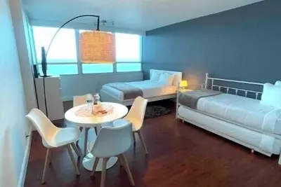 Image de Bright Ocean Front Studio!