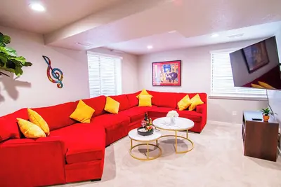 Image de 4-Bedroom Comfort Near It All • Fire Pit & More!