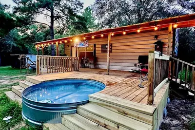 Image de Beautiful cozy cabin on 5 secluded acres in Navasota, Tx.