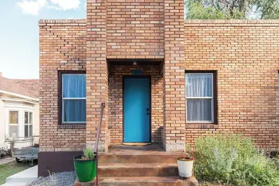 Image de New · Charming Downtown Retreat with Hot Tub