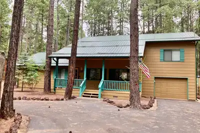 Image de Roomy Cabin in Tall Pines w/ Fenced Yd, 4  Bd/2 Ba, 75\" Tv + 593 movies