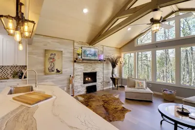 Image de Lakeside Retreat on 10 Secluded Wooded Acres at the Raccoon Lakehouse
