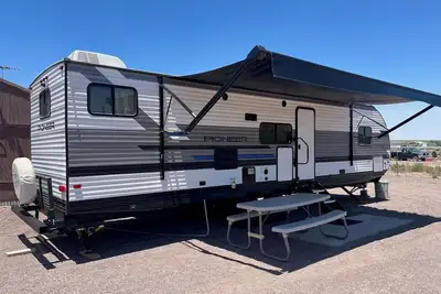 Image de Cozy 2-bedroom Rv in peaceful San Acacia! StarLink Internet