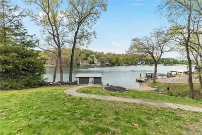 Image de Waterfront Lakehouse with Dock, Kayaks, Paddleboards, Hot tub