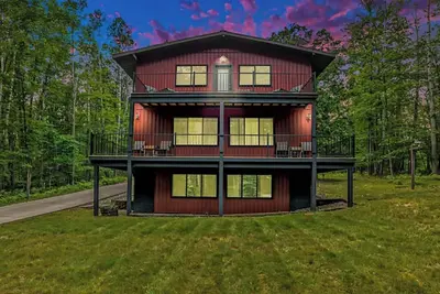 Image de Big Red! Modern clubhouse with Hot Tub! Walking distance to Castle - 4 bedrooms