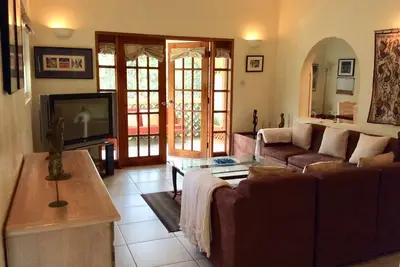 Charming 2-bedroom apartment with Ac, WiFi in enchanting Holetown