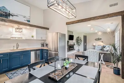 Image de Upscale boutique lodge suite in the of heart of beautiful Grand Traverse County!