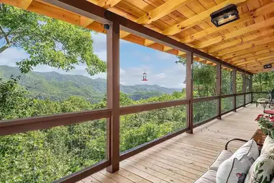 Image de Hot tub, theater room w/100\" tv, views, firepit, 3 king beds, porch perfection!