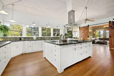 Image de Spacious estate with 7 bedrooms and WiFi, fitness room in tranquil Topanga