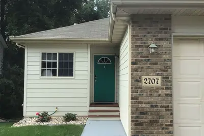 Image de Charming family friendly home in quiet convient neighborhood.