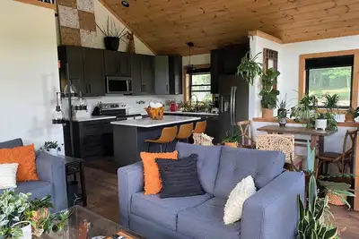 Image de Charming Mountain Cabin: 2 Bd +loft w Fireplace on Creek and Pond on 15 acres