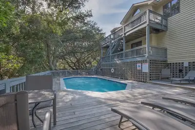 Image de Yellow Brick Road in Southern Shores 5-bed 4. 5-bath, pet-friendly, private pool, hot tub