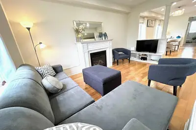 Cozy Corner Townhome, Spacious Backyard & Parking
