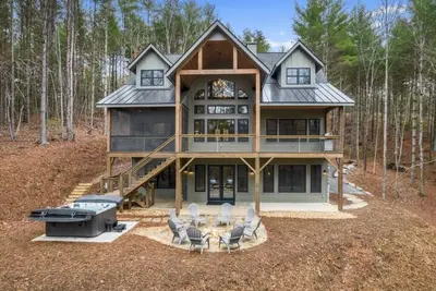 Image de Lakefront on Lake James with dock, boat slip, and hot tub