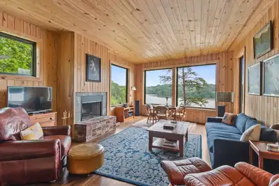 Image de Modern Lakefront Family Cabin with Breathtaking Views on Lake Tuscaloosa