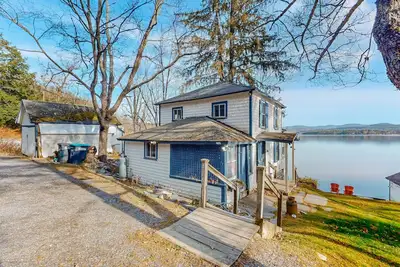 Image de Dog-friendly cabin on the water with a sunroom, firepit, & full kitchen