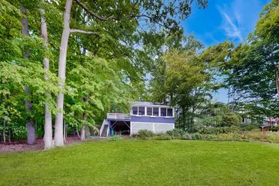 Image de Cozy home with lake front property, views, bbq, dock, kayak, wifi, Tv, w\/d