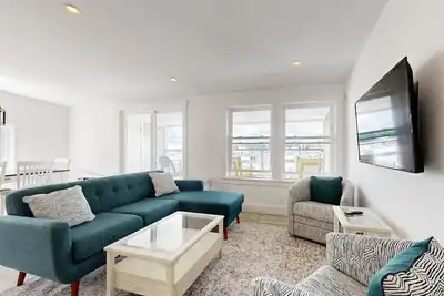 Image de Elegant Oceanfront Condo with Stunning Harbor Views & Spectacular Sunsets