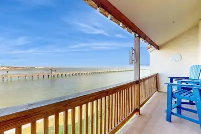 Image de Coastal condo with shared pool & great views - great location