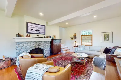 Image de Stunning restored farmhouse with firepit, deck and loungers & gas grill