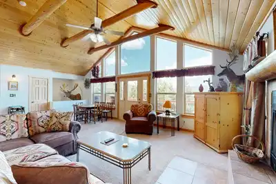 Image de Charming house w/ incredible views, private hot tub, dog-friendly