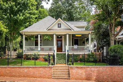 Image de Cozy house with hot tub, fireplace + walking distance to Zoo Atlanta