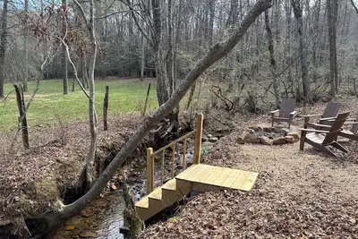 Image de Nestled along tranquil creek, view of the valley, outdoor enthusiast's paradise