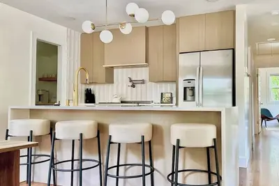 Image de Sunroom Bliss, Dry Bar Delight, One Level, Walk-in Shower: Behind Duke Hospital