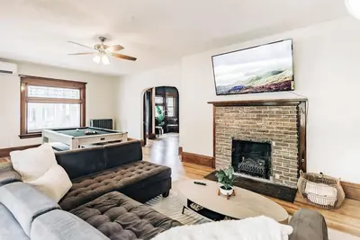 Image de Spacious Home 6 Minutes from Downtown St. Paul