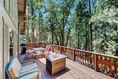 Image de Woodsy cabin with large deck, bbq grill, fire pit table